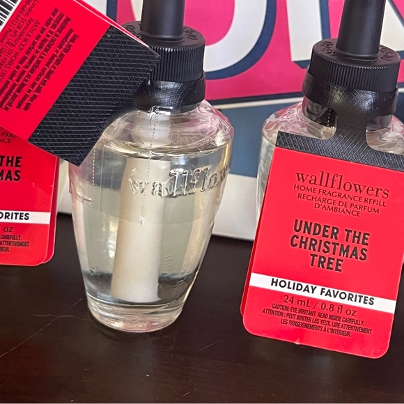 New Under The Christmas Tree Bath & Body Works wallflower refill bulbs, 4 pack - Picture 4 of 4